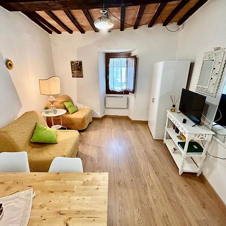 Red House Apartment Gubbio Bagian luar foto