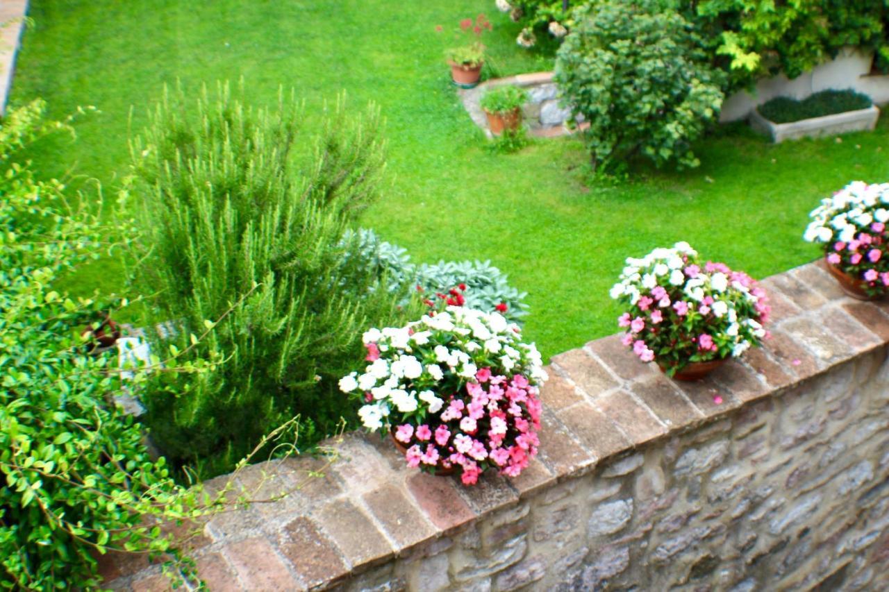 Red House Apartment Gubbio Bagian luar foto