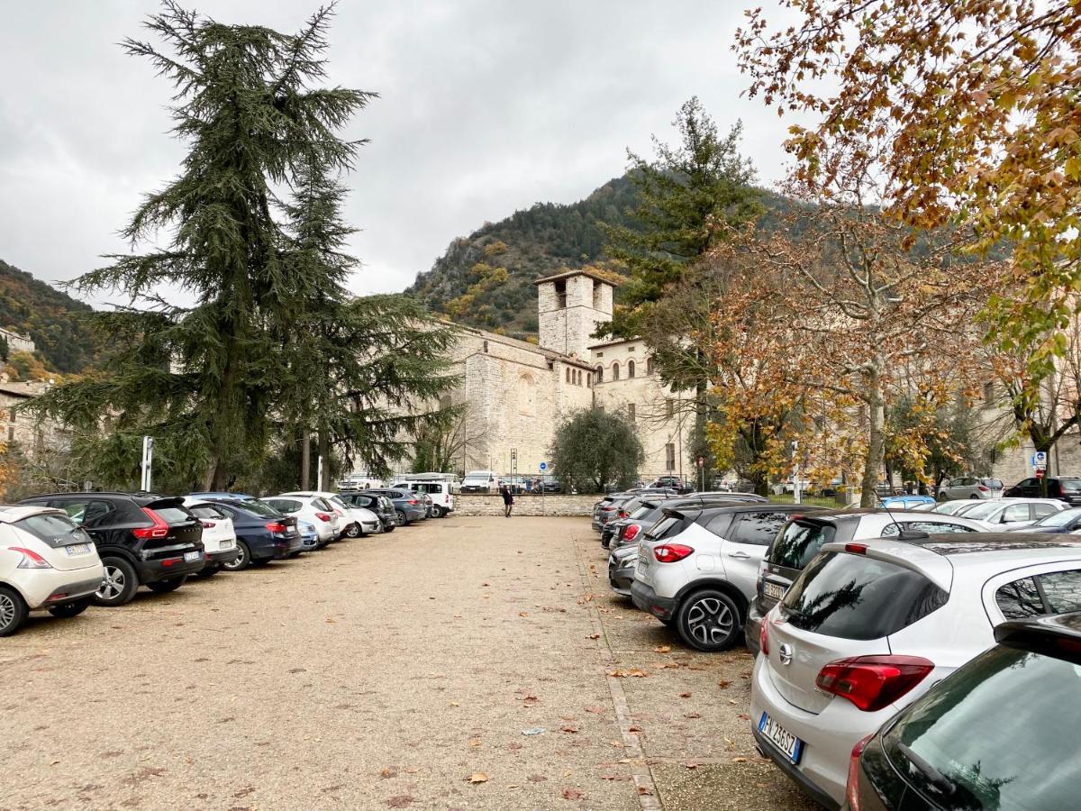Red House Apartment Gubbio Bagian luar foto