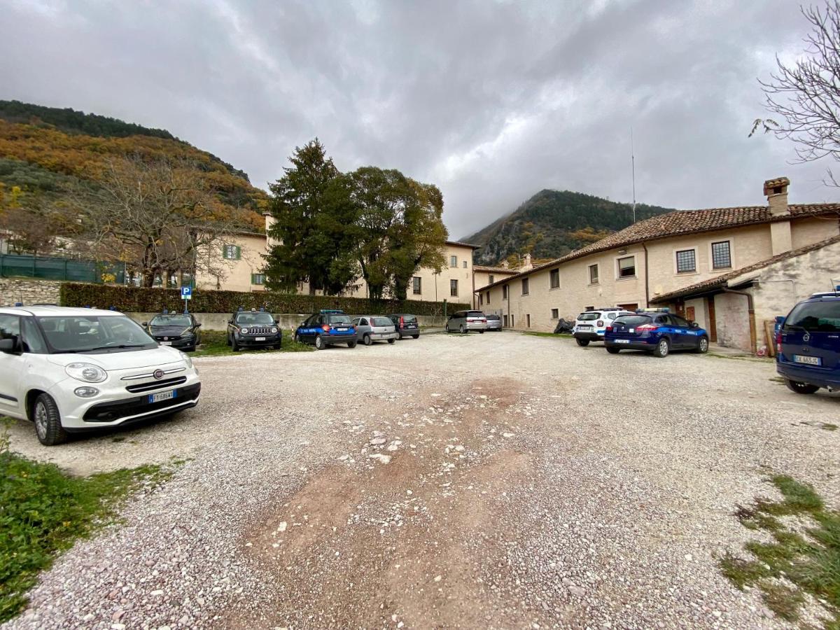 Red House Apartment Gubbio Bagian luar foto