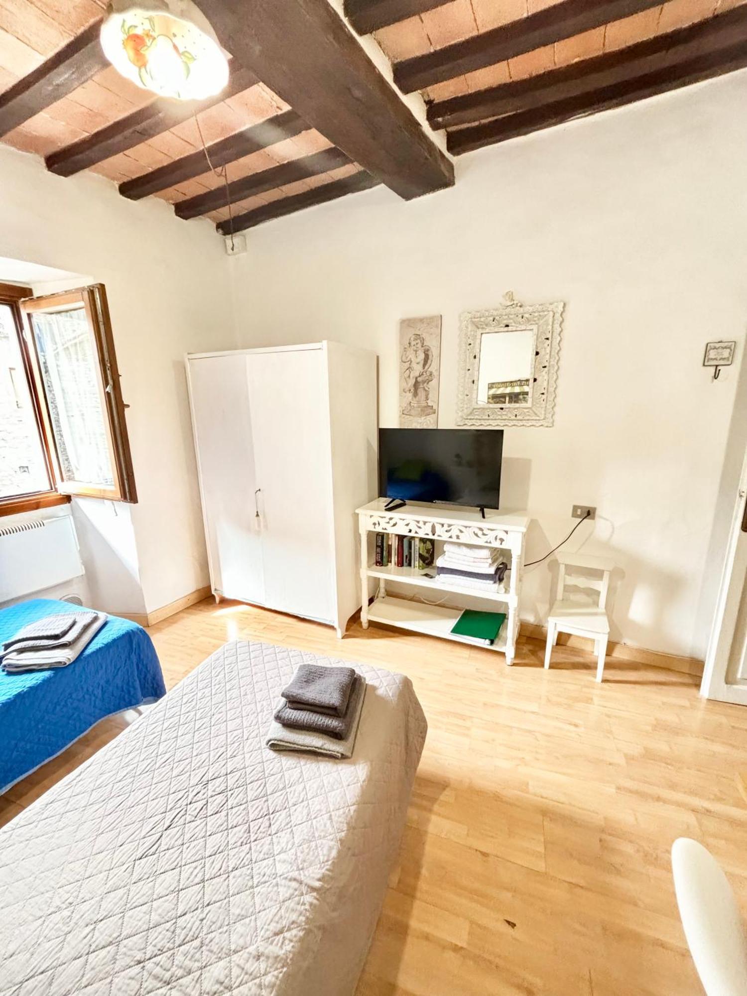 Red House Apartment Gubbio Bagian luar foto