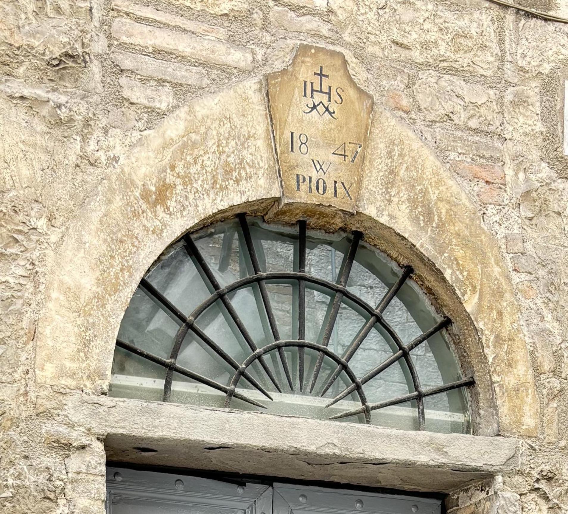 Red House Apartment Gubbio Bagian luar foto