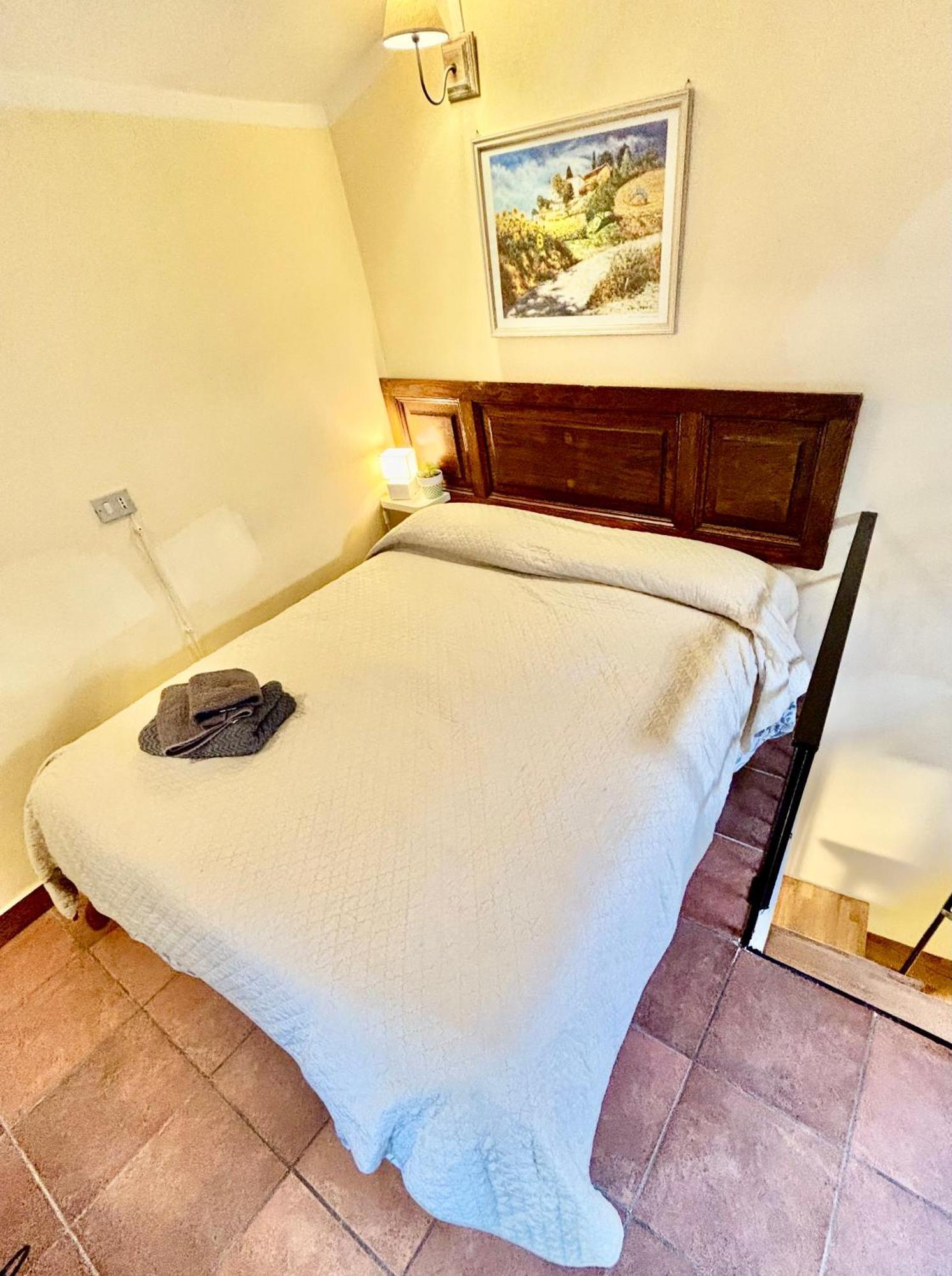 Red House Apartment Gubbio Bagian luar foto