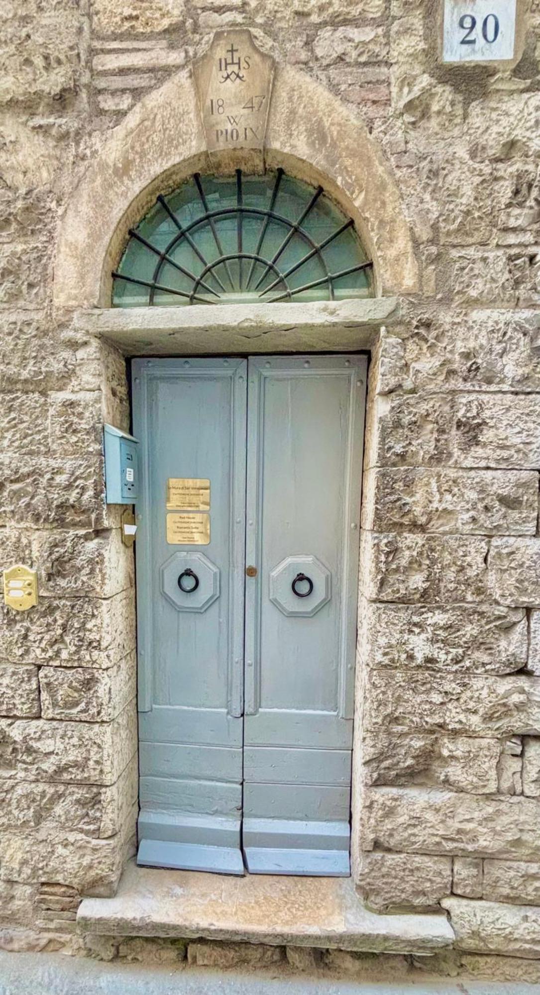 Red House Apartment Gubbio Bagian luar foto