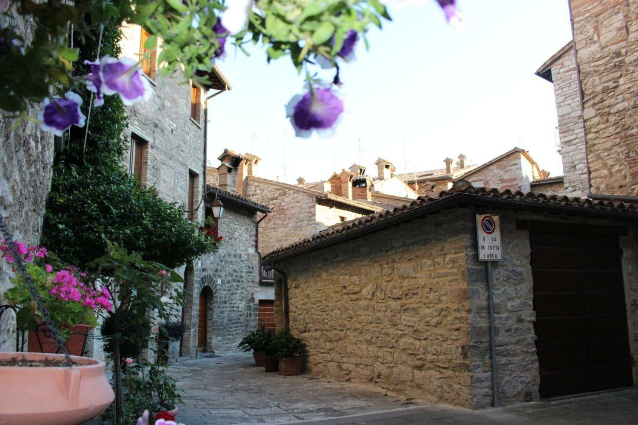 Red House Apartment Gubbio Bagian luar foto