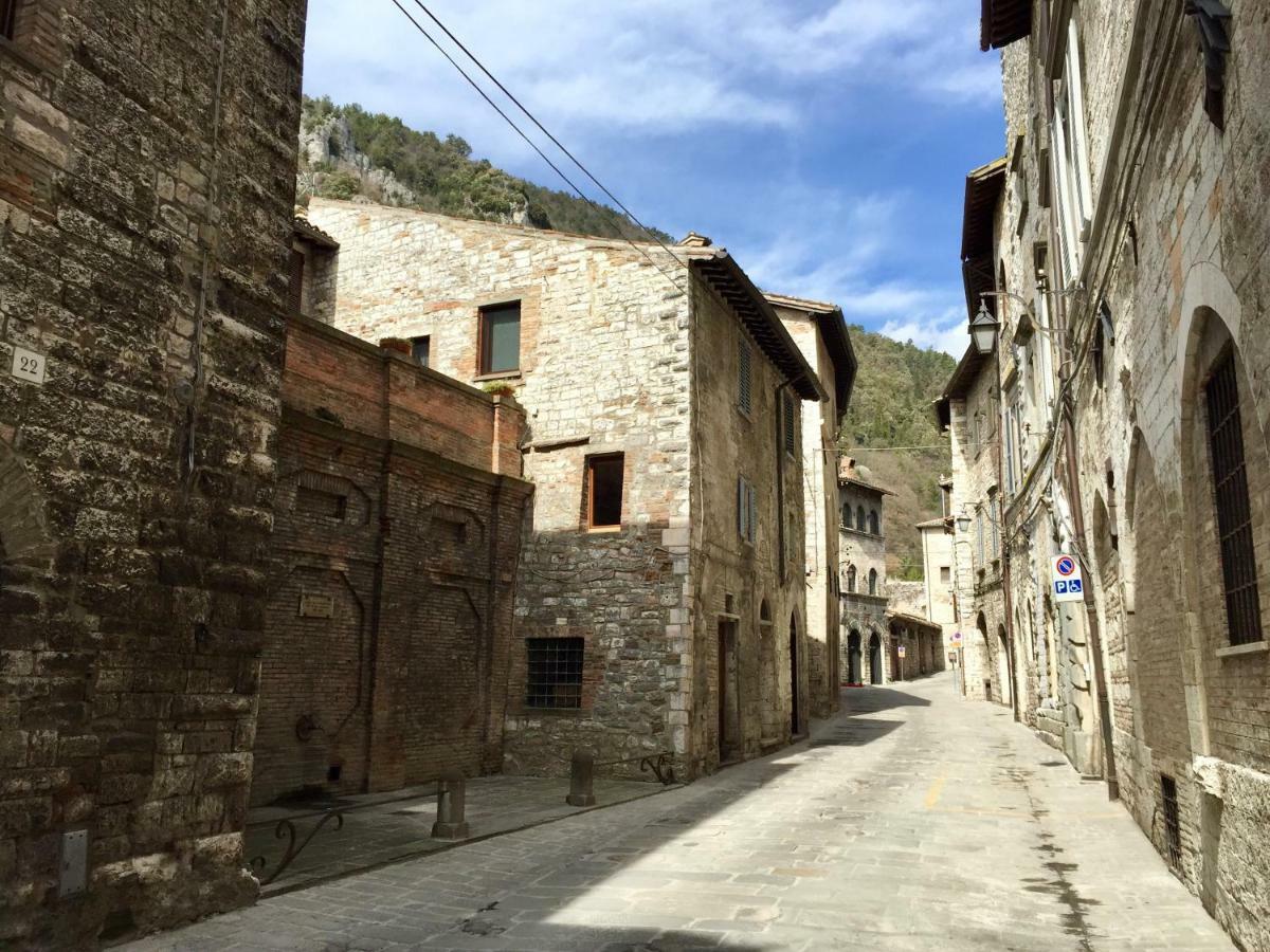 Red House Apartment Gubbio Bagian luar foto