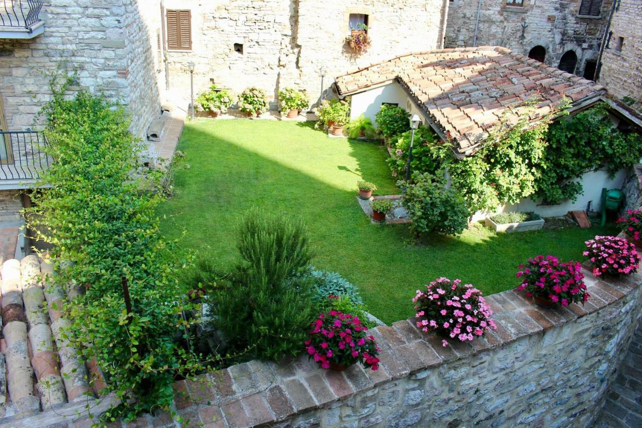 Red House Apartment Gubbio Bagian luar foto